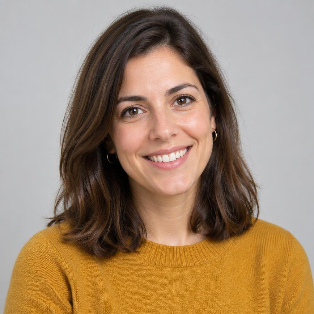 Retrato profissional de uma mulher europeia jovem, editora de conteúdos