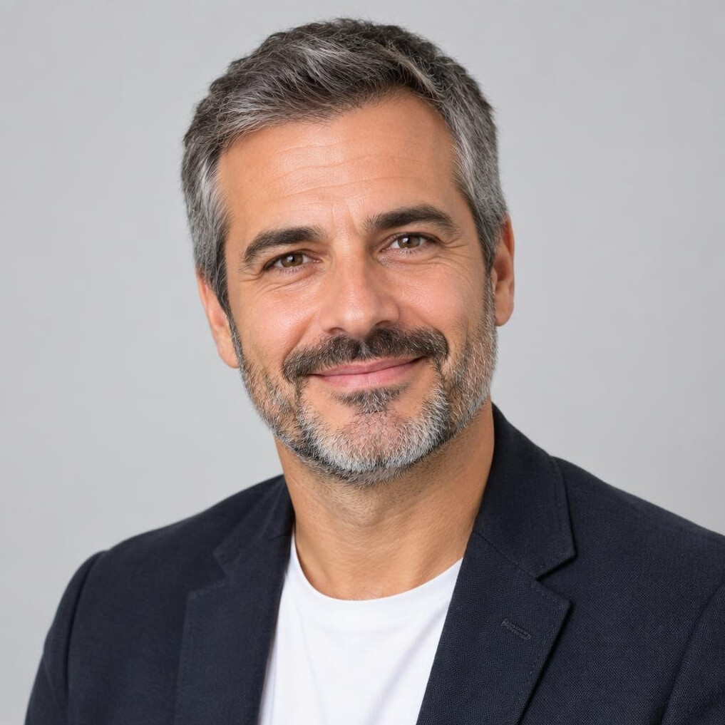 Retrato profissional de um homem europeu de meia idade, editor-chefe